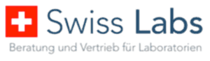 Das Logo von Swiss Labs ist zu sehen. Die Schrift ist blau auf weissem Hintergrund. Neben dem grossen Aufschrift "Swiss Labs" befindet sich links davon ein Schweizer Kreuz. Das Swiss Labs sind Partner der EGT Chemie AG.